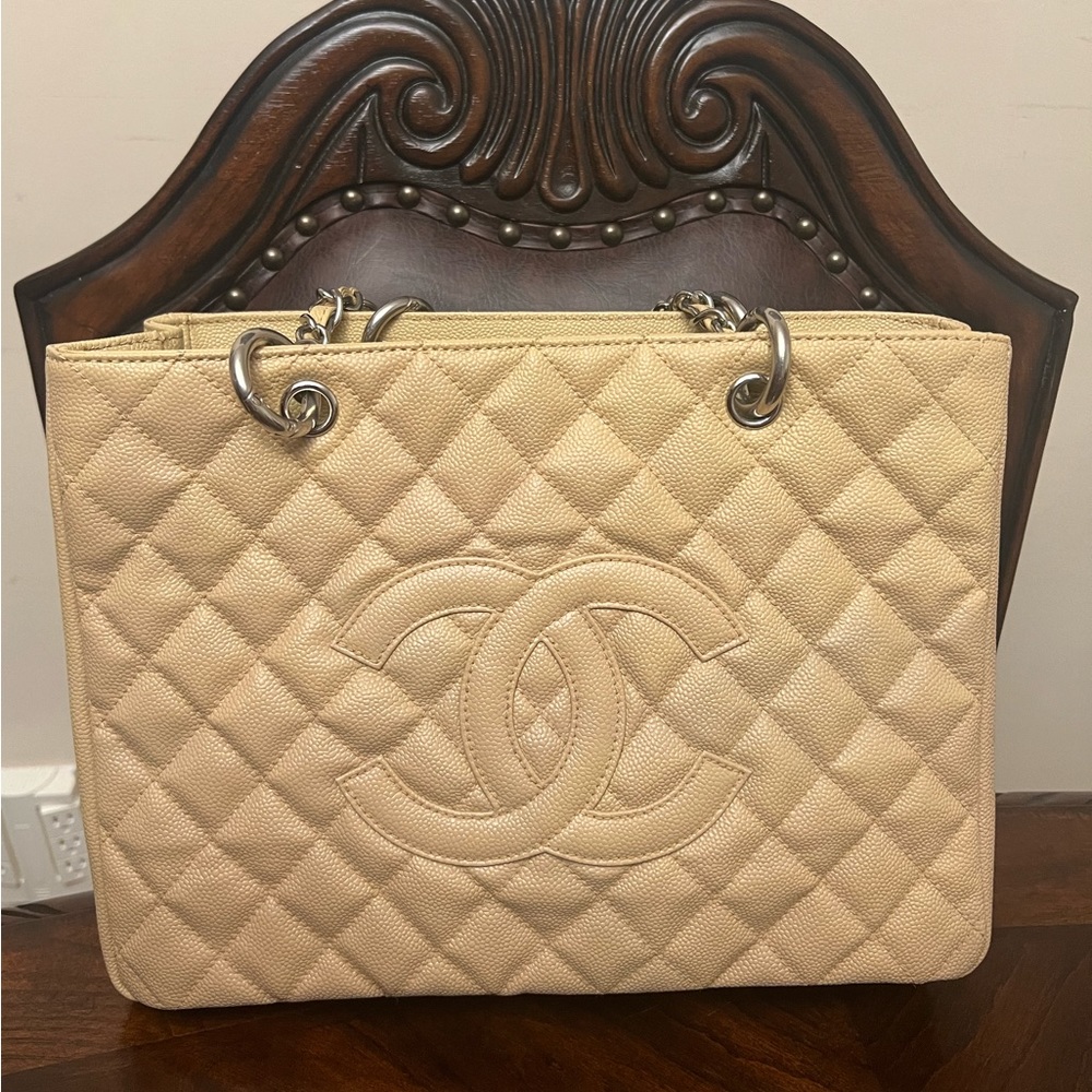CHANEL Tan Shoulder Bag with Iconic Quilting
